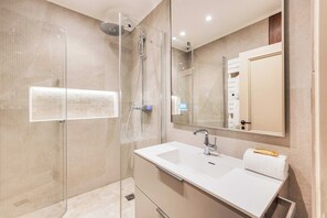 Hair dryer, towels - Spacious Apartment a/c 3BR/8P - Grand boulevards (Paris)