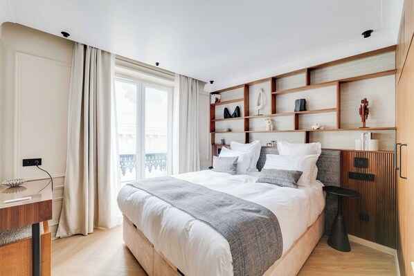3 habitaciones, escritorio, tabla de planchar con plancha y internet 