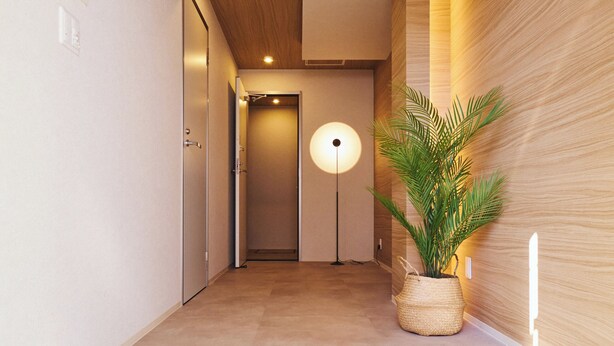 A modern hallway with a wooden ceiling, a potted plant, and a floor lamp. - 2026/1/6 New open! Lux Villa(112 ㎡) 6 min Shinjuku/10 min Shibuya (Wakaba, Shinjuku-ku)