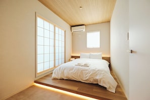 4 bedrooms, desk, iron/ironing board, free WiFi