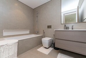 Haartrockner, Handtücher, Seife, Toilettenpapier
