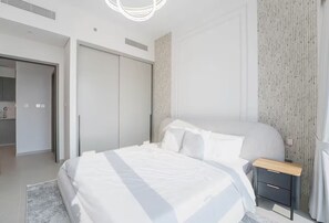 Tabla de planchar con plancha, wifi y ropa de cama 