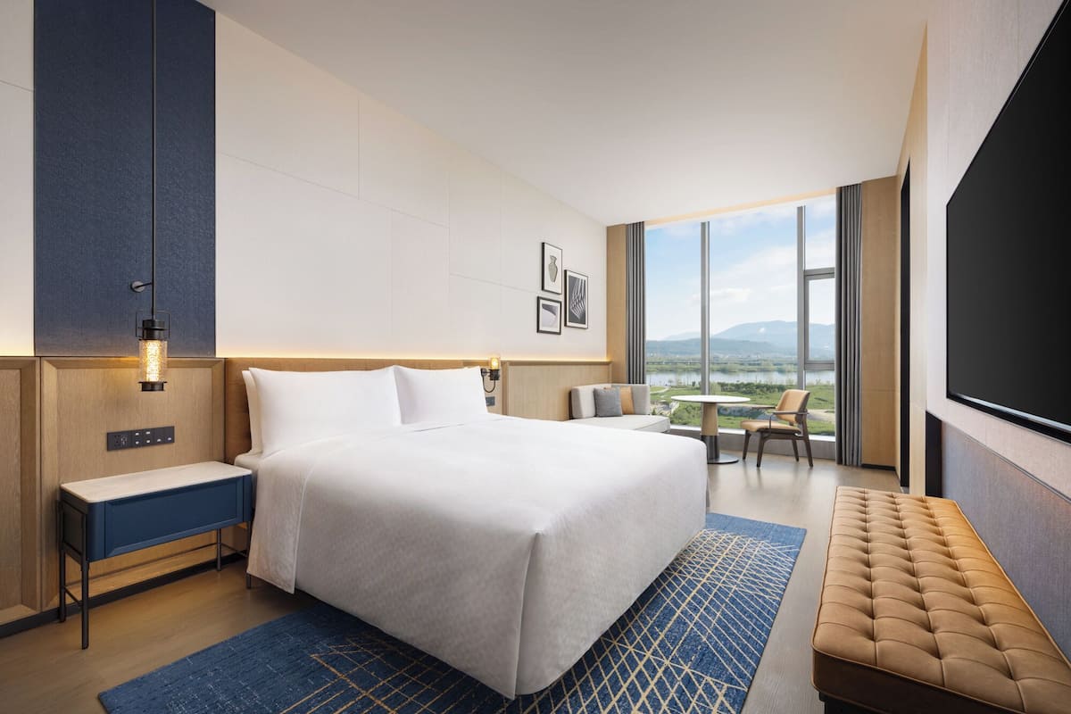 尊荣客房, 1 张特大床, 河景 | 免费 WiFi