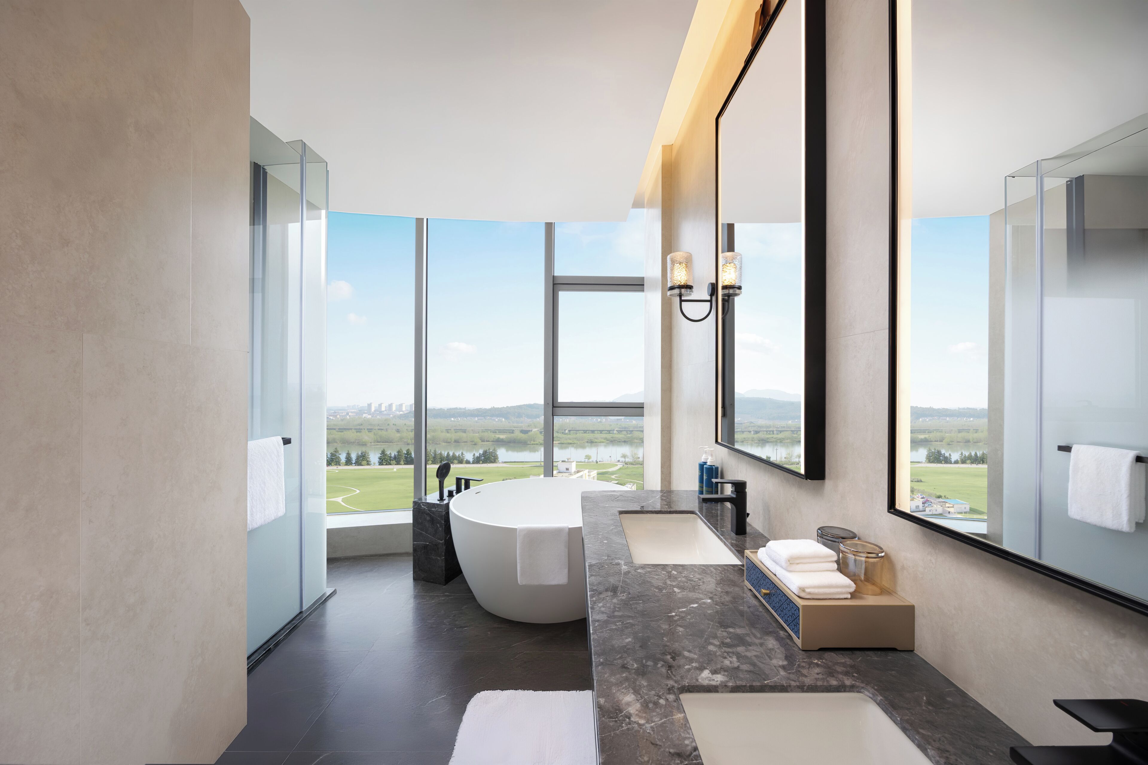 Suite – premier, 1 kingsize-seng, elveutsikt | Bad