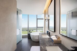 尊贵套房, 1 张特大床, 河景 | 浴室