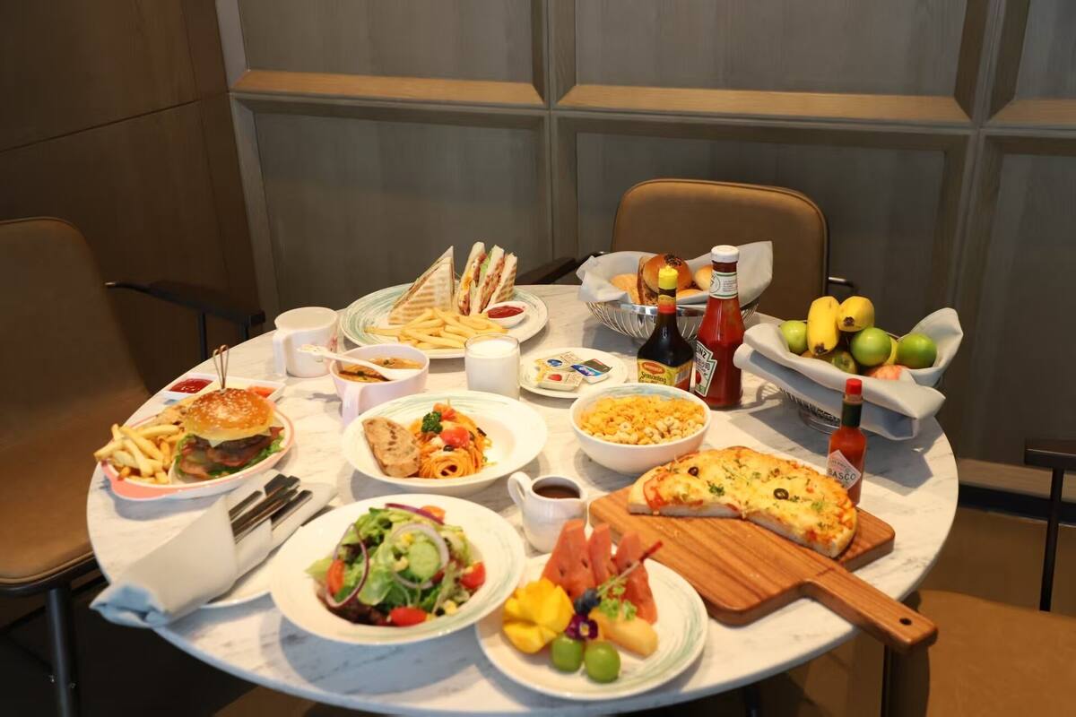 Premier Suite, 1 King Bed, River View | In-room dining