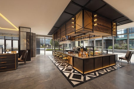 Bar en el lobby. Four Points by Sheraton Hanzhong Riverside