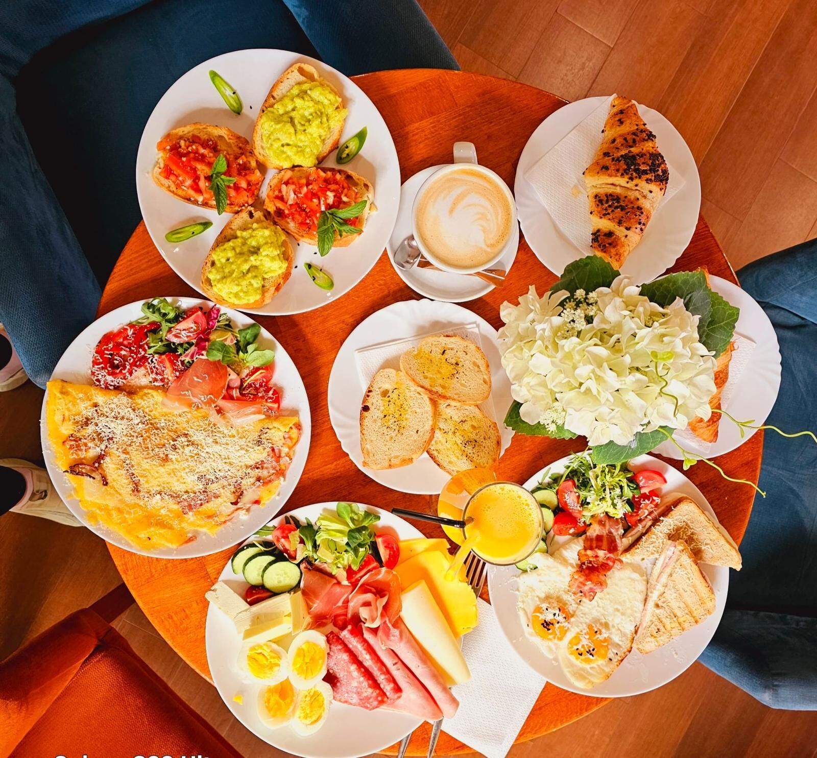 Daily continental breakfast (EUR 10 per person)