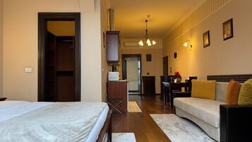 Superior Studio | In-room safe, blackout curtains, soundproofing, iron/ironing board