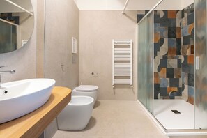Douche, sèche-cheveux, bidet, serviettes fournies