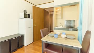 Apartamento | Cocina privada | Frigorífico, microondas, placa de cocina y hervidor eléctrico
