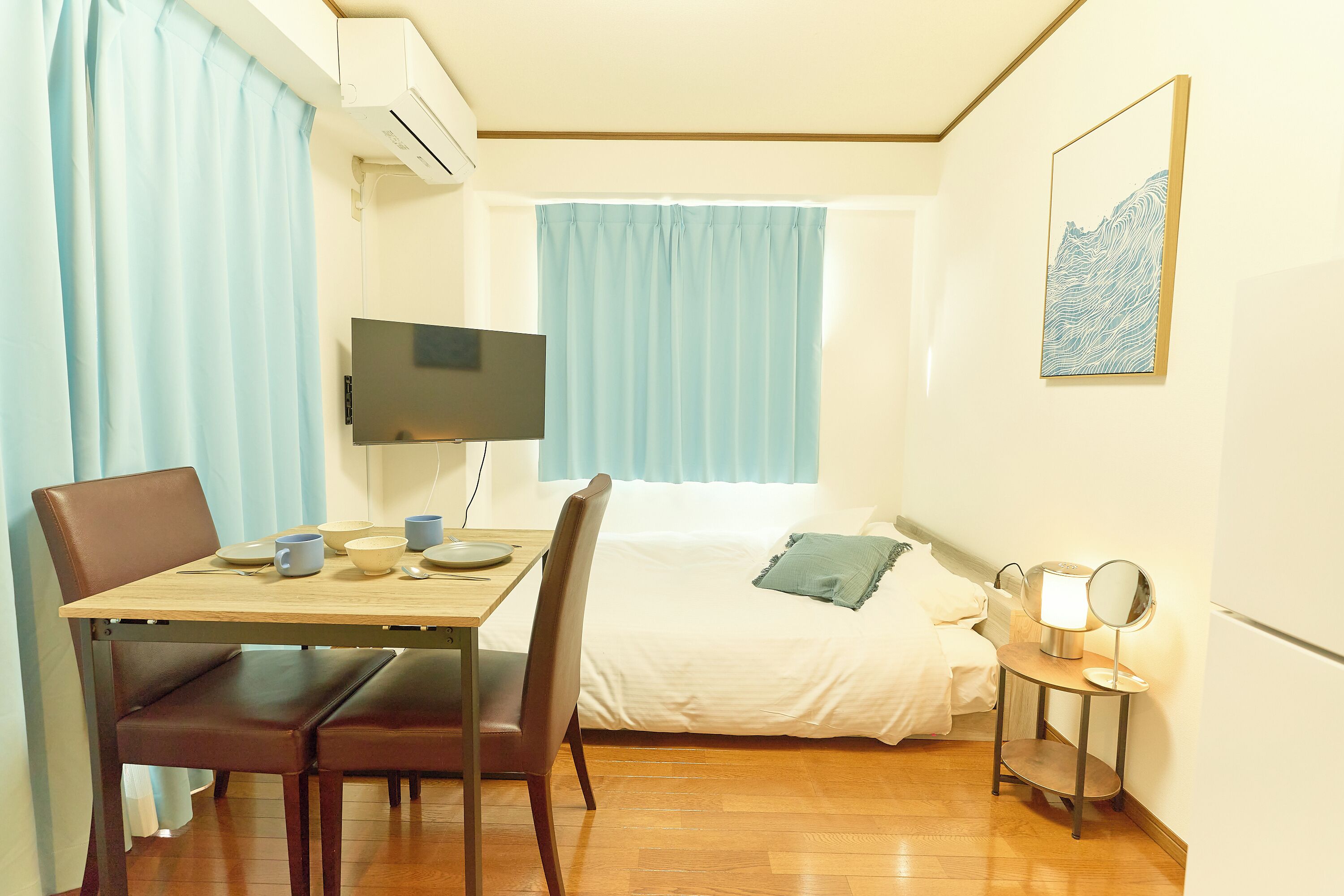 Escritorio, cortinas blackout y wifi gratis 