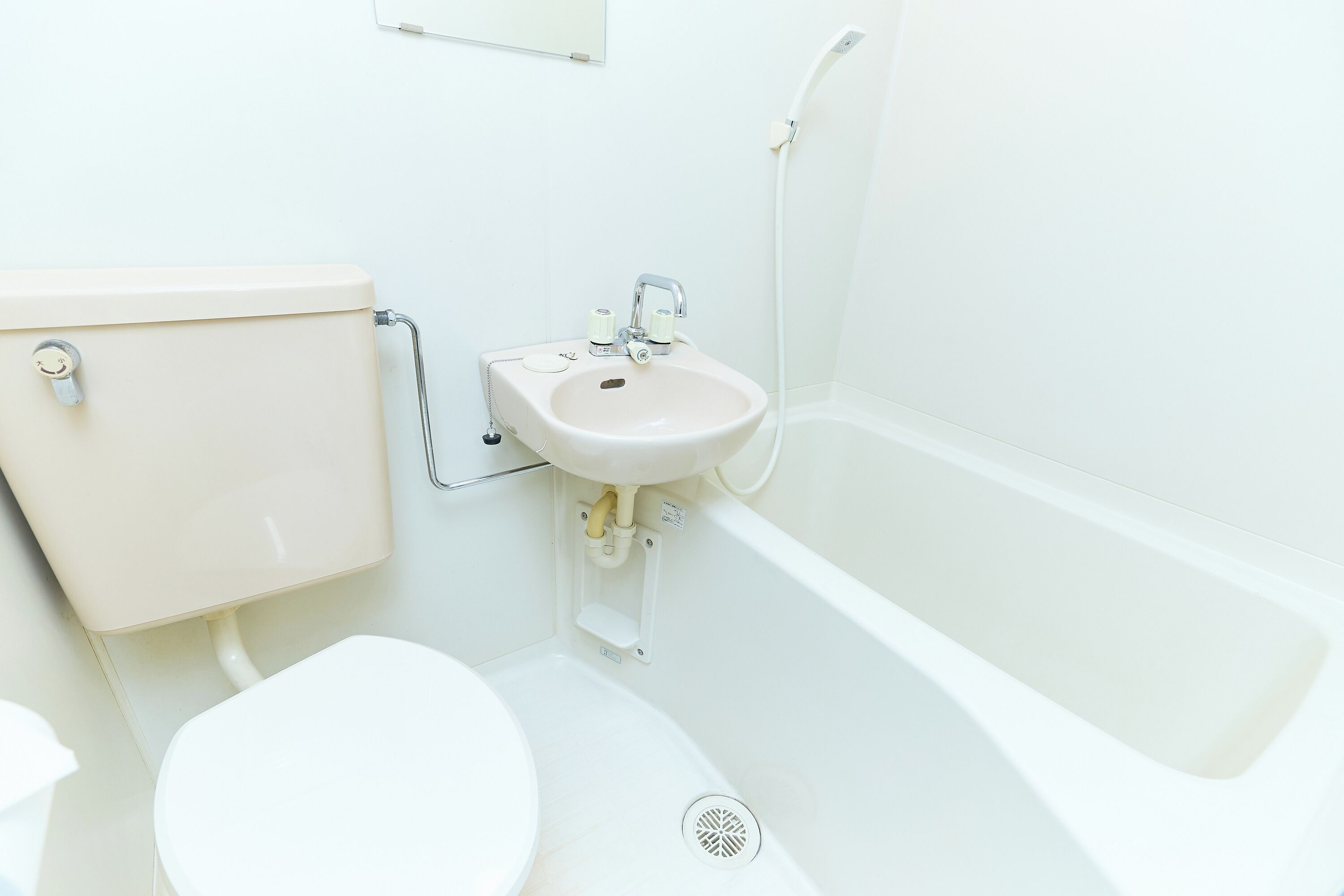 Apartemen | Kamar mandi | Kombinasi shower/bathtub, pengering rambut, sandal, dan handuk