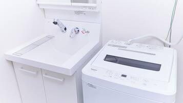 201/3ppl | Bathroom | Combined shower/tub, free toiletries, hair dryer, slippers