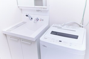 201/3ppl | Bathroom | Combined shower/tub, free toiletries, hair dryer, slippers - Zenith Nakano Shinbashi (Tokyo)