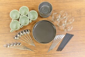 Apartment | Private kitchen | Fridge, microwave, stovetop, cookware/dishes/utensils - Zenith Nakano Shinbashi (Tokyo)