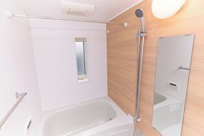 Ensemble douche/baignoire, articles de toilette gratuits, sèche-cheveux