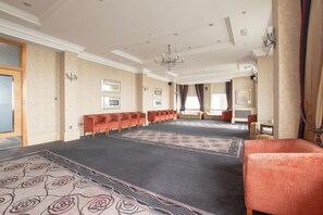 A conference room with a long table, several chairs, and a patterned carpet. - Bournemouth East Cliff by Belvilla - Superior Feature w/ View (Bournemouth)