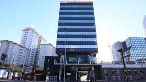 A modern hotel building with a glass facade, a prominent entrance, and a flag on the roof. - Cardiff Bute Terrace Hotel - Standard Family of 3 Room (Cardiff)