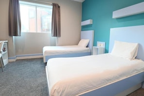A hotel room with two single beds, a desk, and a window with curtains. - Cardiff Bute Terrace Hotel - Standard Twin Room (Cardiff)