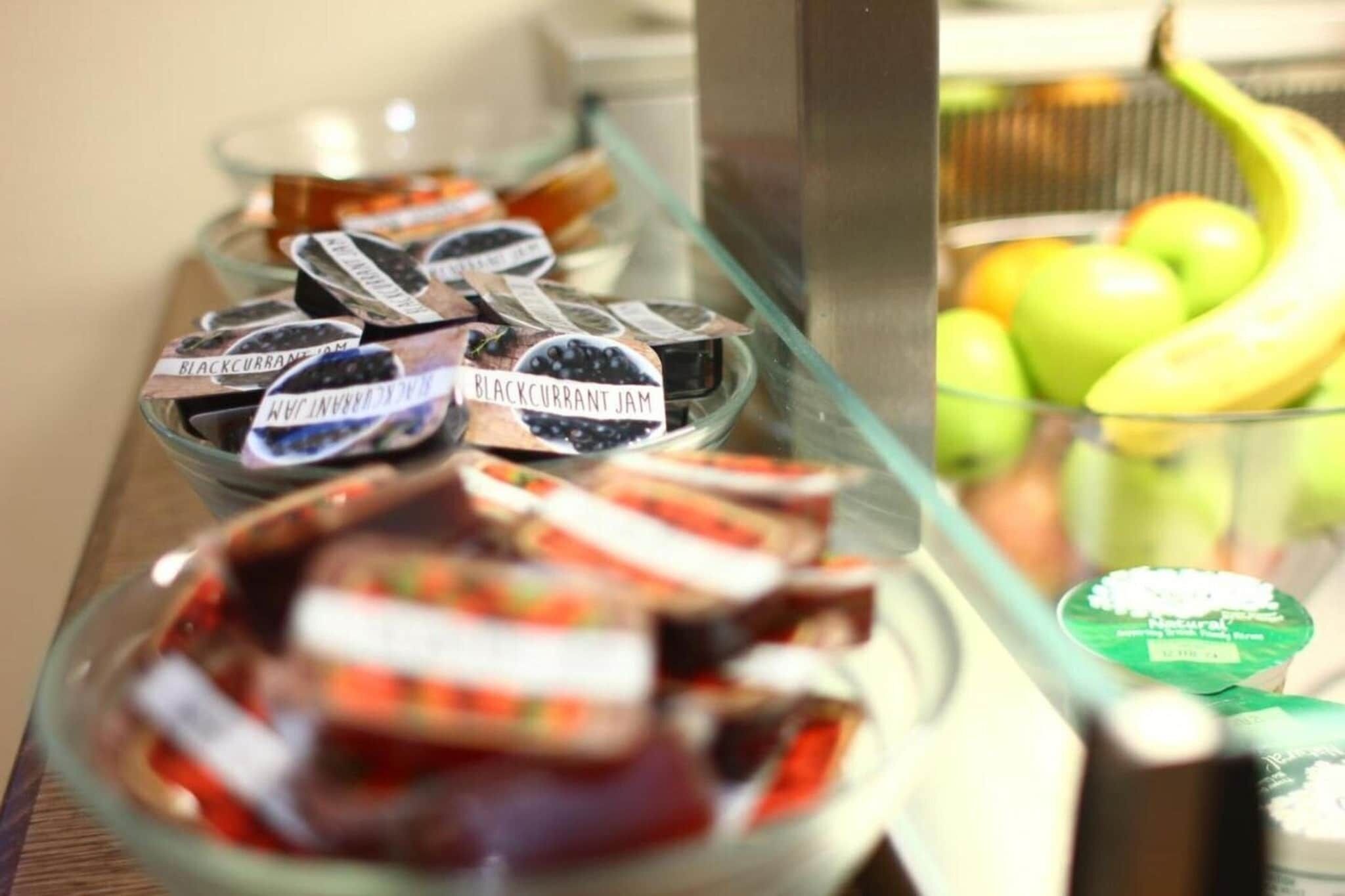 Una presentación de alimentos que incluye mermelada de grosella negra y otras conservas.