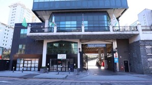 A hotel entrance with a glass facade, a sign indicating the hotel's name, and a balcony with railings. - Cardiff Bute Terrace Hotel - Standard Triple Room (Cardiff)