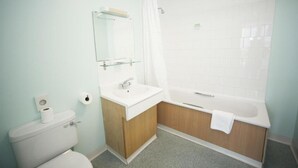 Un baño con inodoro, lavabo y bañera.