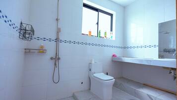 Standardlejlighed - balkon - udsigt til pool | Badeværelse | Håndklæder, Sæbe, Toiletpapir