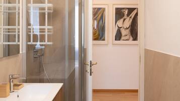 Doccia, bidet, asciugamani, shampoo