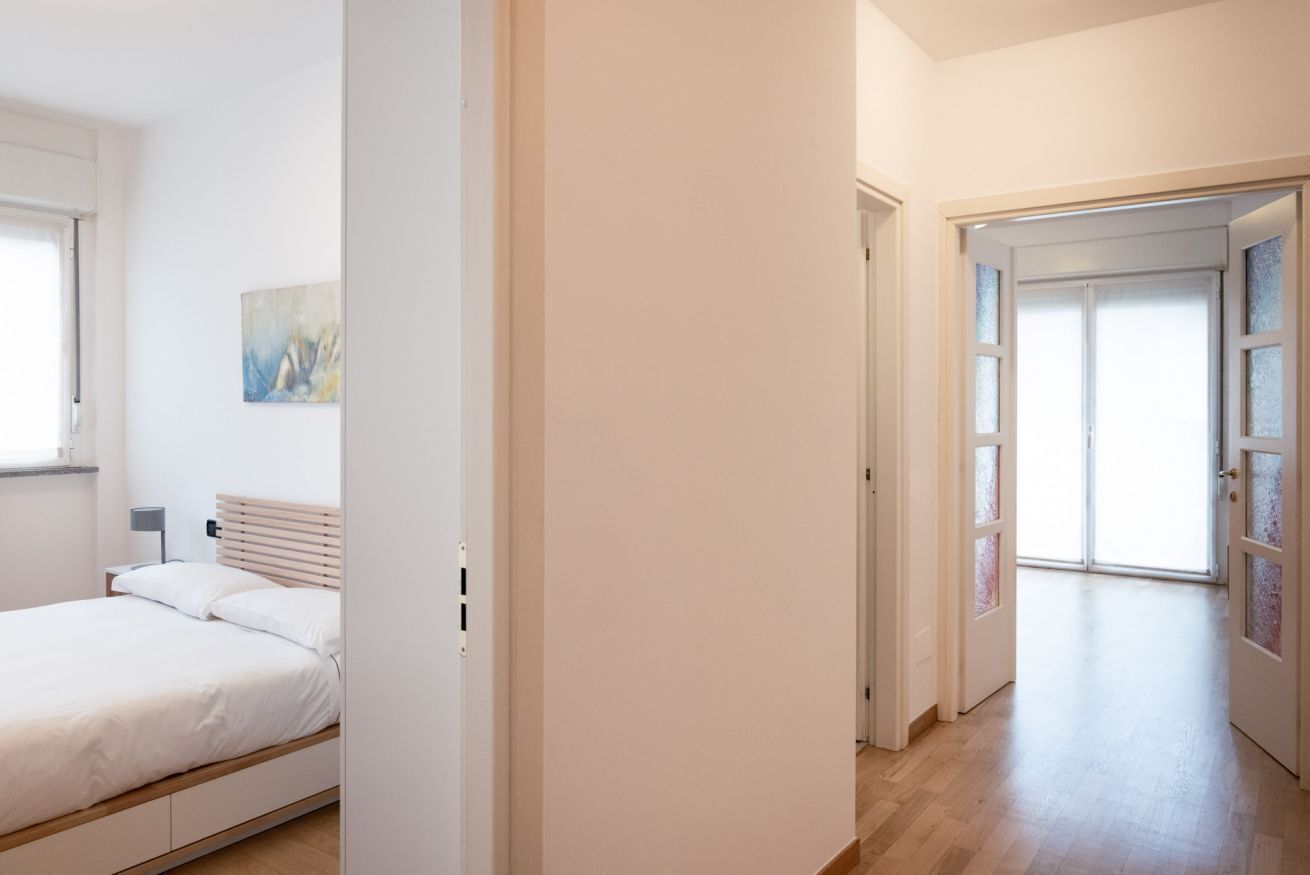 Una scrivania, ferro/asse da stiro