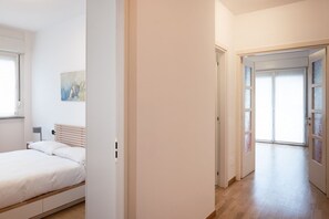 Una scrivania, ferro/asse da stiro