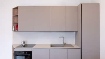 KĂŒhlschrank, GeschirrspĂŒler, Toaster, Kochgeschirr/Geschirr/Besteck