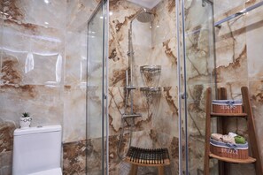 Dusch, handdukar, tvål och toalettpapper