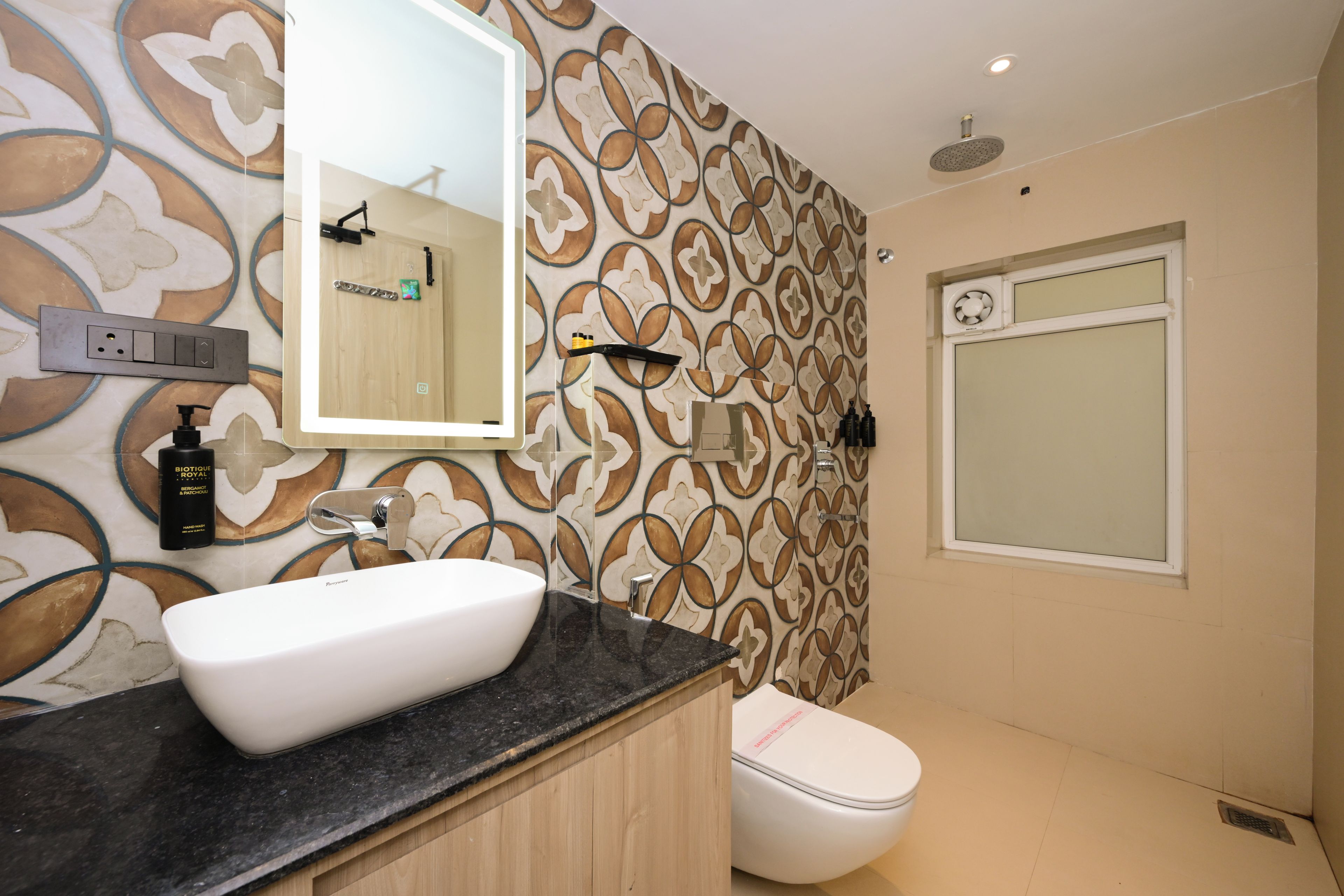 Un bagno con lavandino bianco, specchio, WC e doccia.