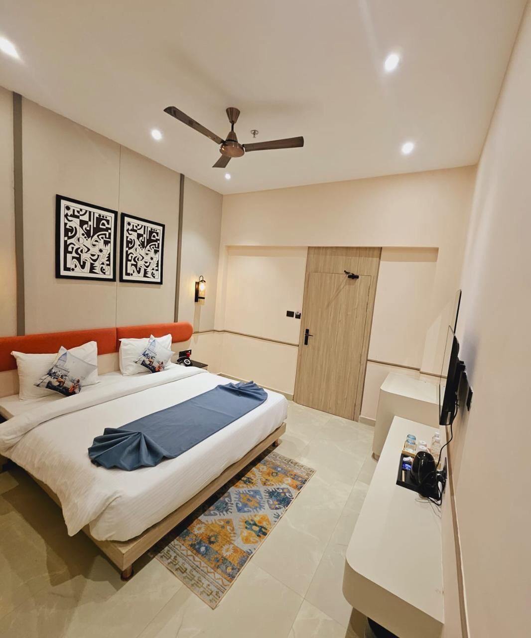 Habitación doble superior, vista a la ciudad | Caja de seguridad en la habitación y decoración personalizada 