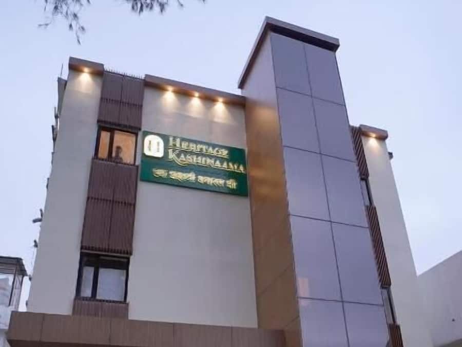 Um edifício moderno com uma placa que diz 'Heritage Kashinaam'.