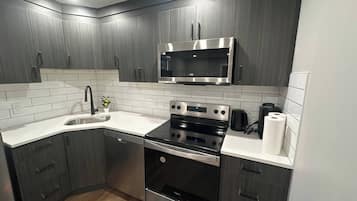 Micro-ondas, cooktop, lava-louças, cafeteira/chaleira