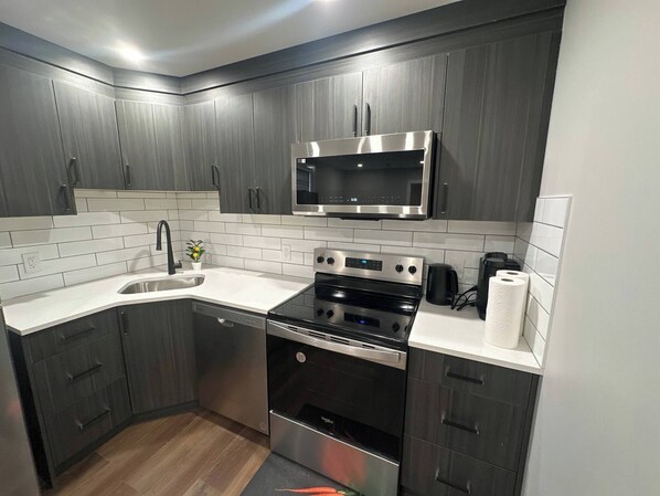 Micro-ondas, cooktop, lava-louças, cafeteira/chaleira