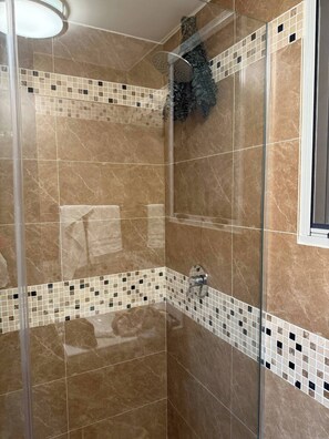 Shower, hair dryer, towels - Resort Like Amenities - Accommodation In The City (Kingston)