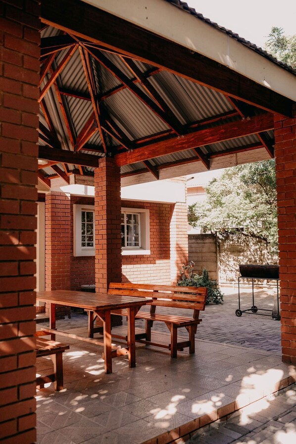 Casa Standard, 3 camere da letto, patio, vista giardino | Ristorazione all'aperto