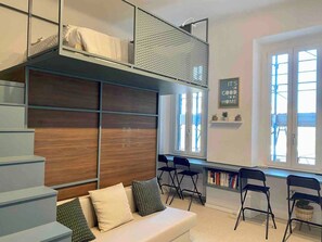 Apartment, 1 Schlafzimmer | Wohnbereich | Bücher