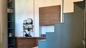 Căn hộ, 1 phòng ngủ | Khu phòng khách | Sách 