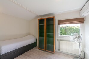 2 bedrooms, free WiFi - Modernly furnished bungalow for 4 people (Sint Maartenszee)