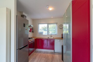 Fridge, oven, stovetop, dishwasher - Modernly furnished bungalow for 4 people (Sint Maartenszee)