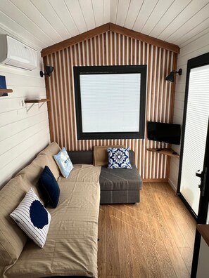Living area - Lovely Caravan with deck and garden close to İstanbul Airport (İstanbul)