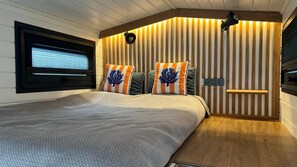 WiFi, bed sheets - Lovely Caravan with deck and garden close to İstanbul Airport (İstanbul)