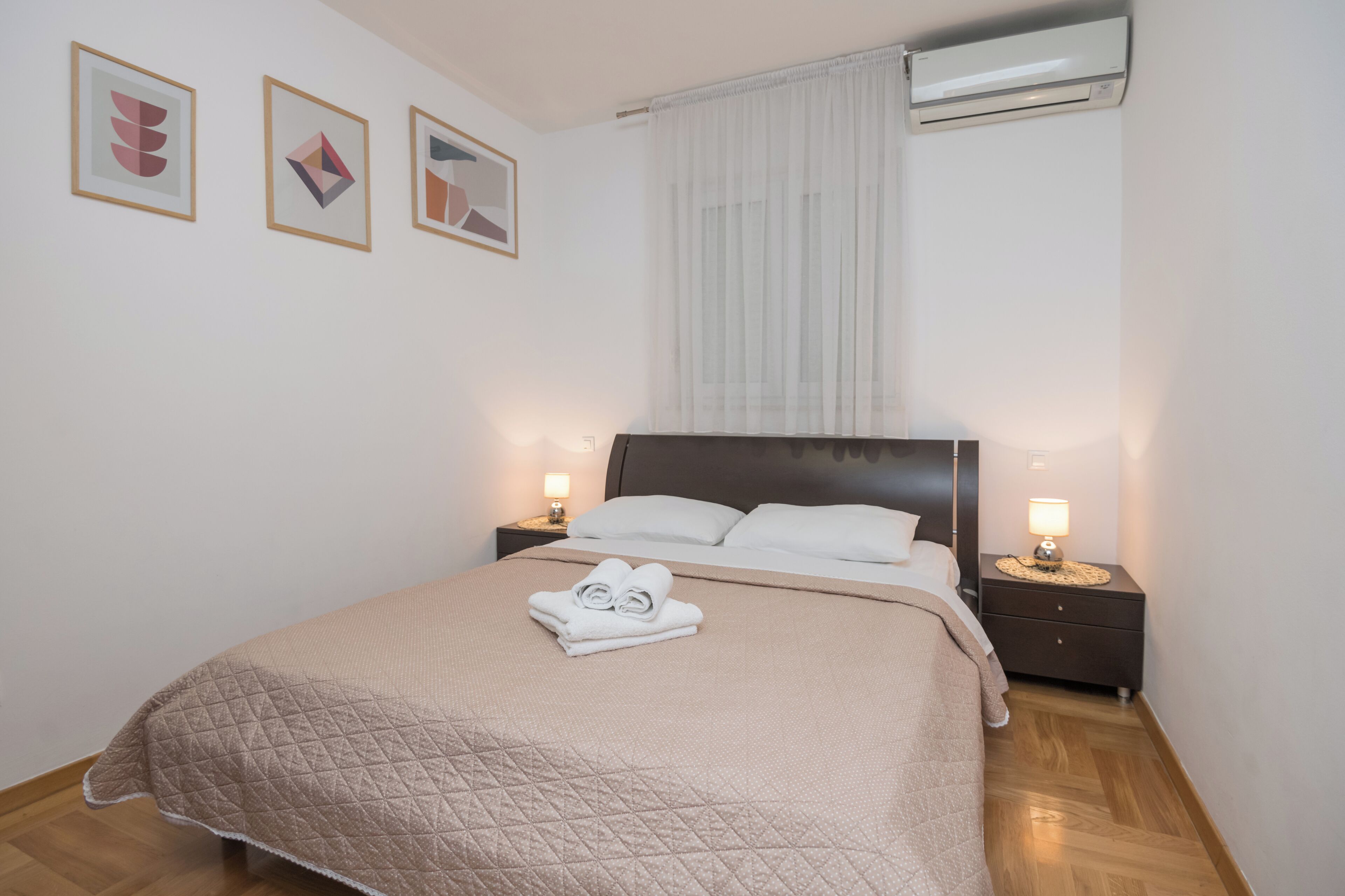 Apartamento standard, vista para a praia | Cofres nos quartos, ferros/tábuas de passar roupa, Wi-Fi de cortesia