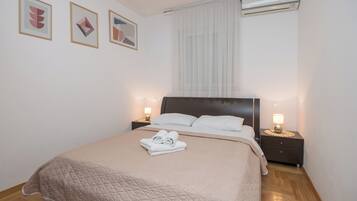 Apartamento standard, vista para a praia | Cofres nos quartos, ferros/tábuas de passar roupa, Wi-Fi de cortesia