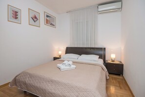 Appartement Standard, vue plage | Coffres-forts dans les chambres, fer et planche à repasser