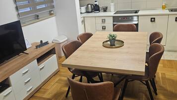 Appartement Standard, vue plage | Cuisine privée | CafetiÚre/bouilloire, bouilloire électrique, chaise haute